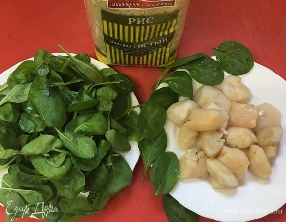 Тем временем займемся заправкой к рису, морскими гребешками и апельсиново-сливочным соусом к морепродуктам. Главным действующим лицом соуса для риса будет свежий шпинат и сливки. Этот соус готовится молниеносно, а вот апельсиново-сливочный потребует немного времени, поэтому начнем именно с него.