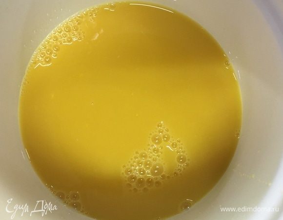 В ковшик налить апельсиновый сок и довести до кипения.