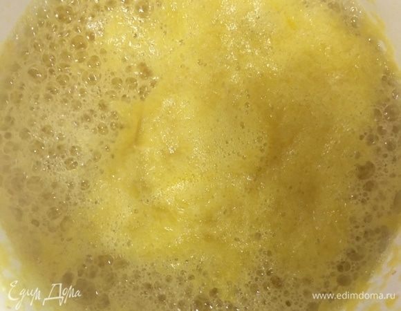 Как только апельсиновый сок закипел, убавить огонь и варить минут 10–15, тем самым уваривая его.