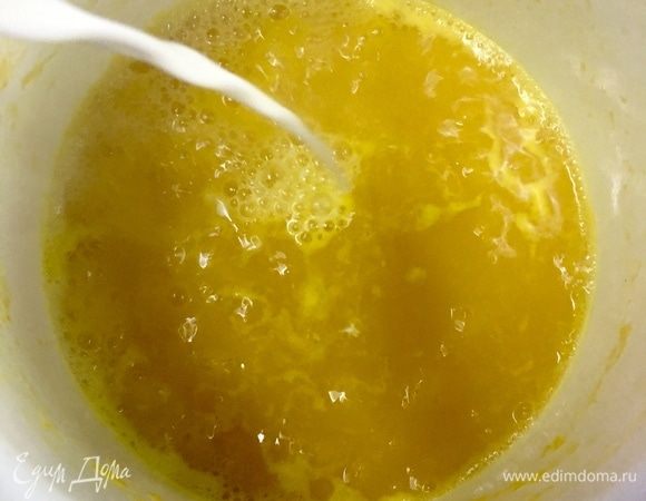 Как только поймете, что апельсиновый сок уваривается, уменьшается в объемах, вливаем сливки при постоянном помешивании и продолжаем варить минут 15. За это время апельсиновый сок и сливки должны вместе увариться и загустеть.