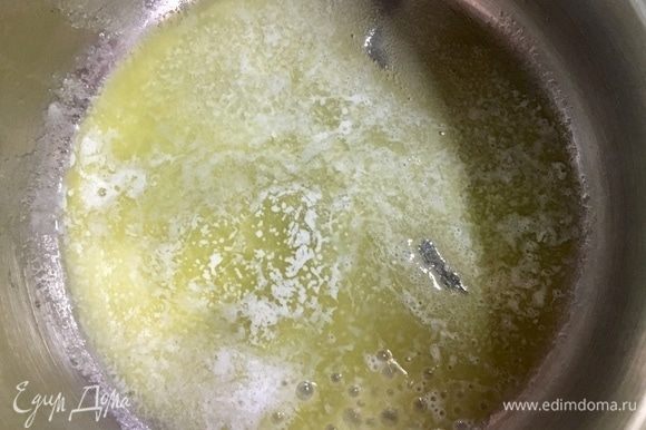Когда апельсиново-сливочный соус был практически готов, я занялась шпинатно-сливочным аккомпанементом для риса. Для этого в сотейнике растопим сливочное масло.