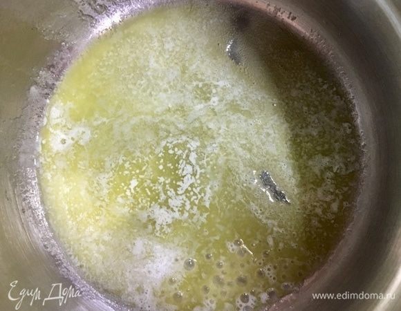 Когда апельсиново-сливочный соус был практически готов, я занялась шпинатно-сливочным аккомпанементом для риса. Для этого в сотейнике растопим сливочное масло.