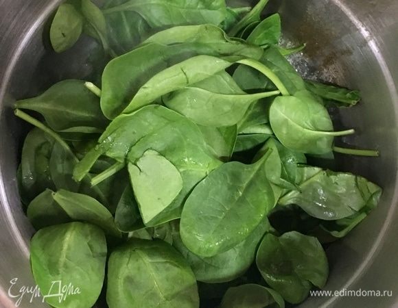 В масло отправить целый пучок шпината, оставив несколько листиков для подачи.