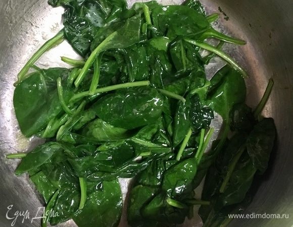 Шпинат вмиг завял, уменьшился в объемах. Посолить и поперчить по вкусу.