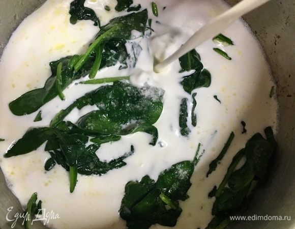 Влить сливки. Перемешать, потомить минуты 3.