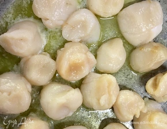 Как только рис сварен, готов шпинатный соус к рису, апельсиново-сливочный уварился до идеальной консистенции, займемся морскими гребешками. Готовятся они вмиг. На сковороде растопить сливочное масло. В масло положить пару долек чеснока, раздавленных плоской стороной ножа. Как только чеснок отдал свои ароматы, его извлечь, а отправить в чесночное масло гребешки. Обжарить их на сливочном масле буквально пять минут. Не передержать на сковороде, иначе они станут резиновыми.