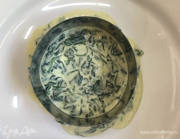 И тут же собираем блюдо. На большую круглую тарелку я сделала кляксу из шпинатного соуса и через кольцо выложила рис.