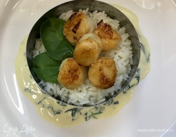 На рис выложить обжаренных в чесночном масле загорелых морских гребешков. Они так пахнут, что трудно удержаться и не попробовать тут же, до подачи гостям.