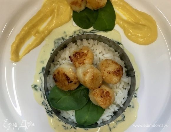 А апельсиново-сливочный соус подать рядом, заодно украшая тарелку. Снимаем кольцо.