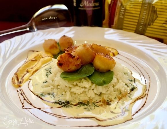 Апельсиново-сливочный соус потрясающе сочетается с морскими гребешками. Сладко-сливочно-солоноватый! Очень эффектный: и яркий, и нежный одновременно! Когда остынет, похож на апельсиновое мороженое! В общем блюдо надо скорее пробовать, иначе остынет, а мы помним, что есть его надо только что приготовленным! Приятного аппетита!