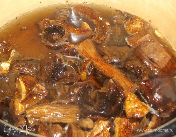 Сушеные грибы отварить до мягкости в соленой воде.