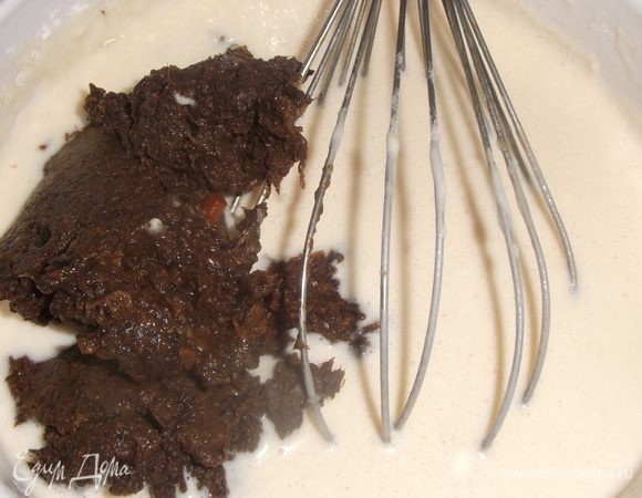 В молоко вбить яйцо, добавить сахар, муку, гашеную соду и растительное масло. Тесто размешать до гладкости. Добавить перемолотые грибы.