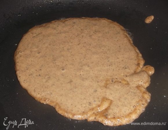 Жарить на раскаленной сковороде, смазанной растительным маслом с двух сторон.