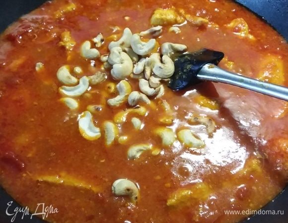 В конце тушения добавить сахар, рыбный соус, сок лайма (все по вкусу) и арахис (у меня кешью). Тушить 5 минут.