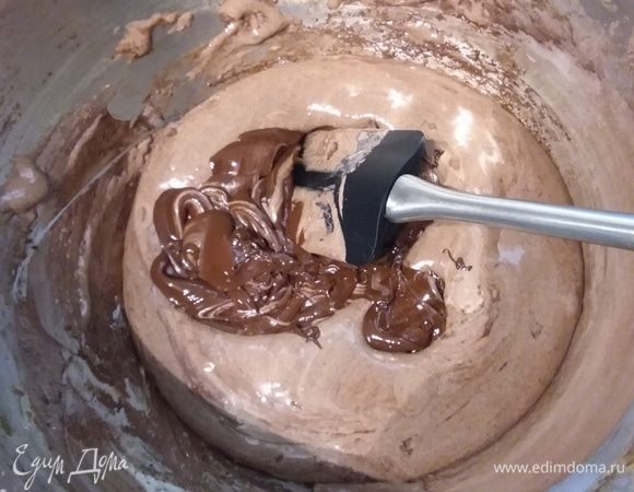 Отдельно смешать крахмал с какао. Аккуратно просеять ко взбитым желткам и перемешать лопаточкой движениями сверху вниз. Ввести растопленный шоколад и перемешать.