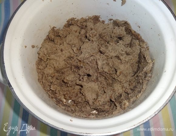 Готовую чечевицу немного остудить и пюрировать блендером.