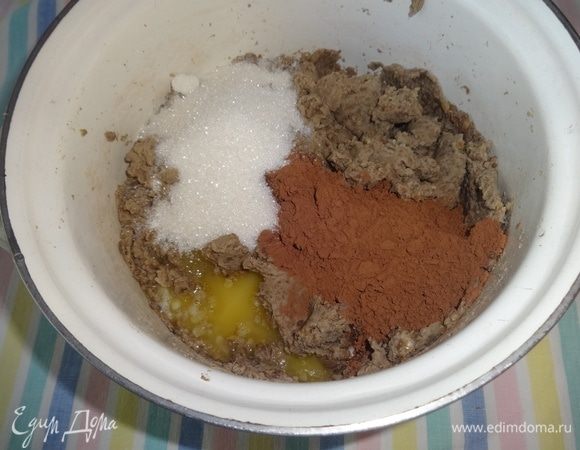 В кастрюлю с чечевичным пюре влить масло, всыпать сахар, какао и ванилин.