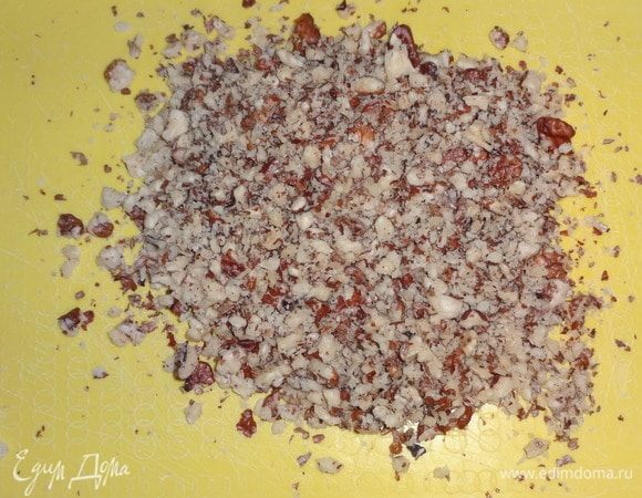 Орехи измельчить в мелкую крошку.