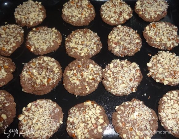 Противень смазать растительным маслом, выложить печенье орешками вверх. Духовку разогреть до 180°C, поставить печенье и выпекать 15 минут. Противень вынуть из духовки и дать печенью полностью остыть.