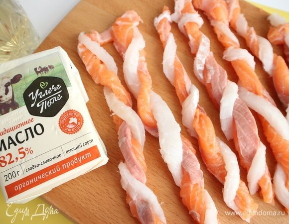 Переплести полоски филе между собой.