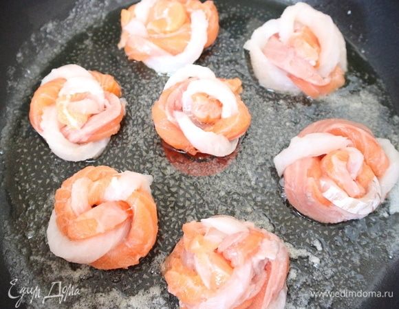 Закрутить вокруг оси, чтобы придать филе округлую форму. Сливочное масло ТМ «Углече Поле» разогреть на сковороде, обжарить гнезда в течение 30 секунд (не больше), посолить, филе не переворачивать. При желании можно добавить свежемолотый белый перец.