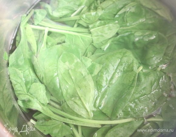 Шпинат припустить в небольшом количестве воды, хорошо отжать, нарезать.