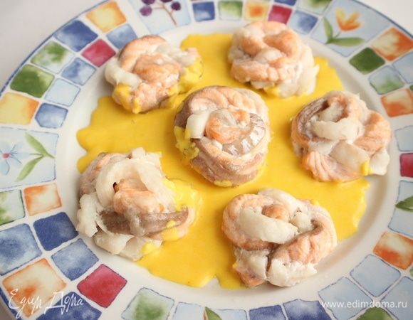 Рыбу осторожно снять лопаткой со сковороды на тарелку, накрыть фольгой, чтобы сохранить ее теплой. В сковороду налить сливки, добавить шафран, уварить до загустения. Налить шафрановый соус на тарелку с рыбой.