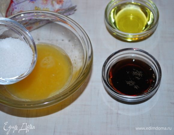 В апельсиновый сок добавить сахар, перемешать.