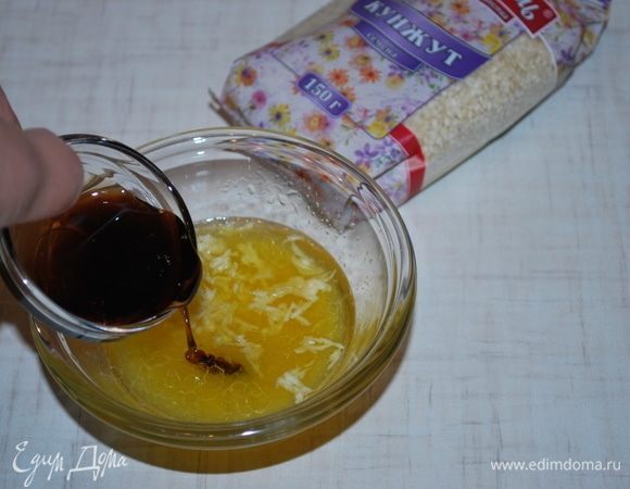 Добавить чеснок и гранатовый соус.