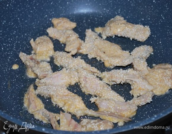 Обжариваем индейку с кунжутом до золотистого цвета, кунжут приобретает ореховый вкус.