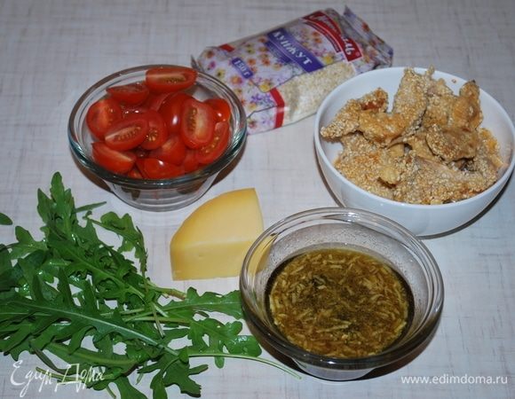 Индейка готова. Помидоры черри режем пополам, твердый сыр нарезаем слайсами.