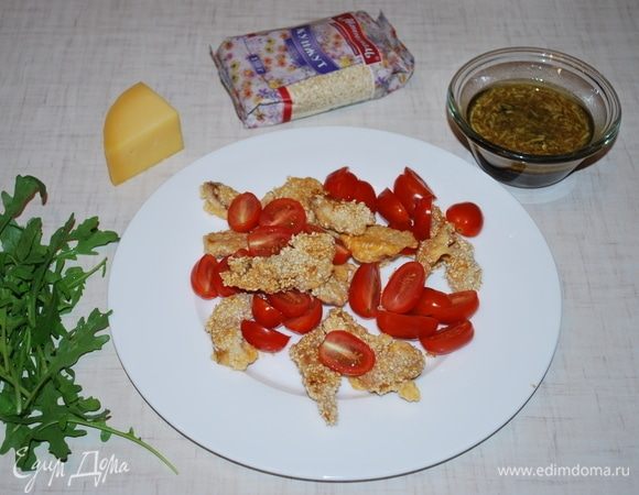 Собираем салат. Выкладываем индейку и помидоры черри.