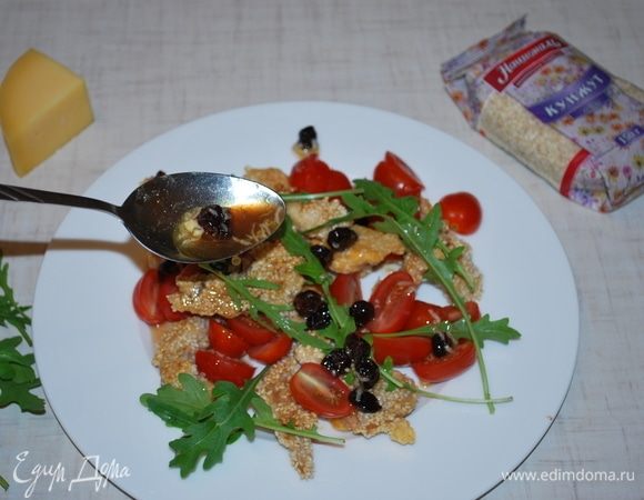 Сверху выкладываем вяленую вишню и руколу.