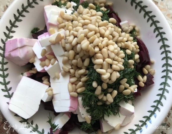 Добавляем горсть кедровых орешков, укроп, солим по вкусу и заправляем оливковым маслом. Вот и все, салатик готов!