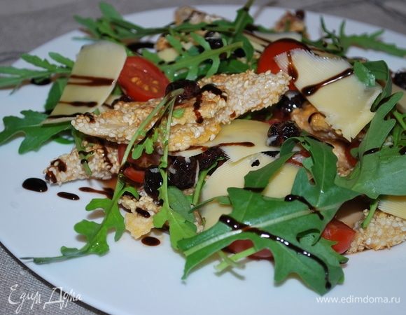 Поливаем салат соусом, кладем сверху сыр.