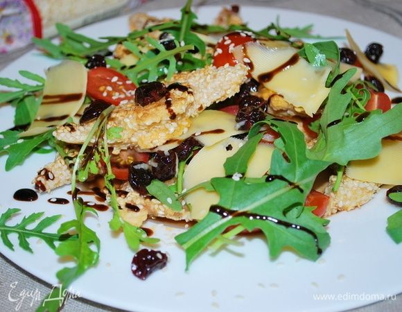 Салат получается очень вкусный за счет сочетания пряной вяленой вишни, мяса и сочных черри. Сверху я его полила гранатовым соусом. Приятного аппетита!