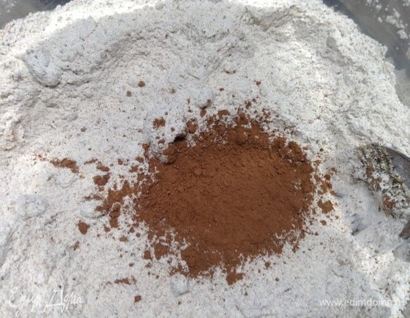 Смешали муку ржаную и пшеничную, добавили какао.