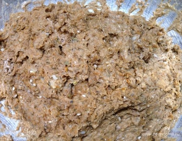 Влили воды теплой и хорошенько перемешали, пока ложкой.