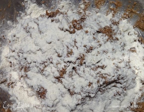 Присыпали мукой белой.