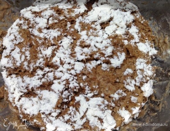 Когда тесто слегка поднялось, тщательно вымесите его руками.