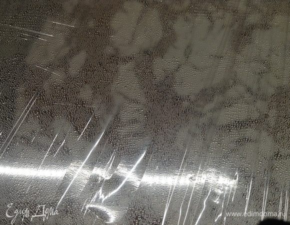 Такая вот испарина снизу на пленке — знак, что можно снаряжать в печку.