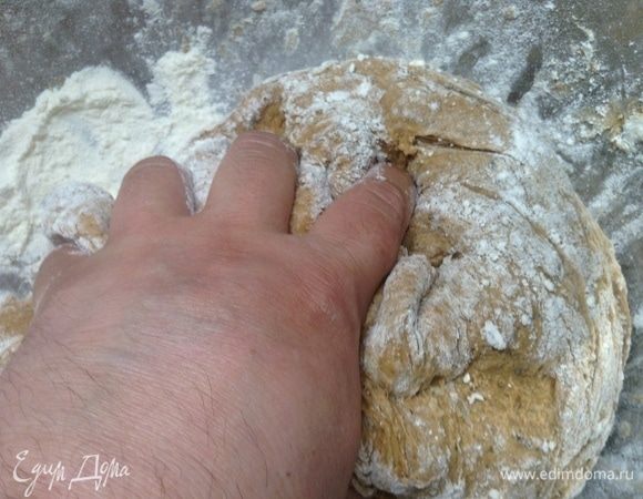 Тщательно-тщательно вымесили тесто русками. Слова добрые приговариваем...