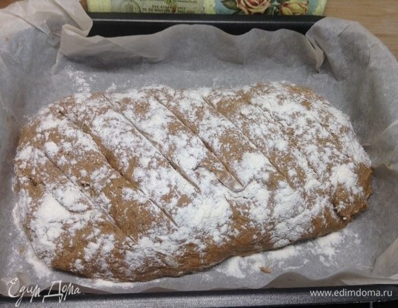 Сформировали будущий хлебушек, сделали небольшие надрезы сверху, мукой присыпали слегка. Печку разогрели до 200°C.