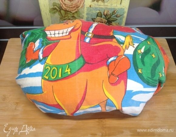 Как достали из печки, выложили на деревянную досочку, хорошенько укутали несколькими полотенцами. Как и всегда при выпечке хлеба непременным условием, что все получится, является укутывание полотенцами с добрыми и веселыми картинками :) Иначе — никак!