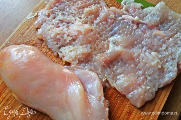 Самое долгое в рецепте — приготовить курицу, для начала разрезать ее вдоль и отбить филе.
