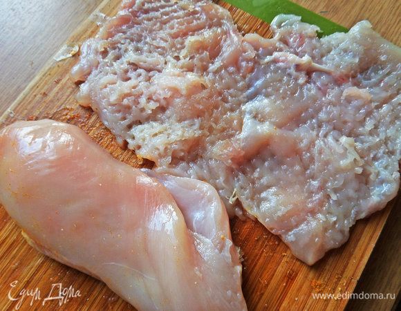 Самое долгое в рецепте — приготовить курицу, для начала разрезать ее вдоль и отбить филе.