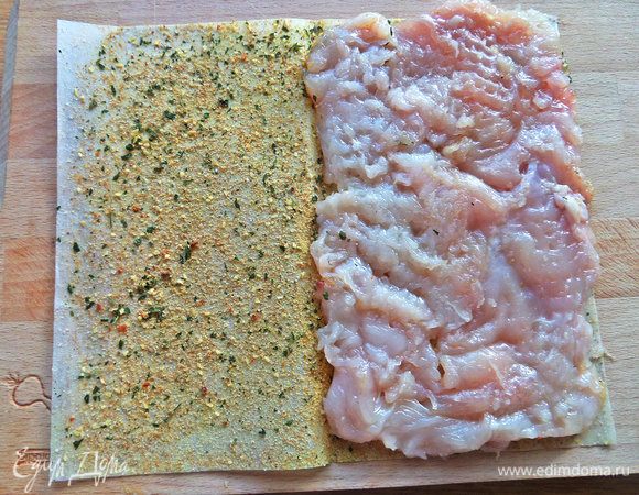 Можно просто посыпать приправами и обжарить с двух сторон. Я воспользовалась специальными пропитанными бумажками с чесночными приправами.