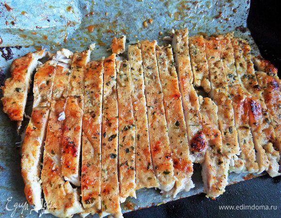 Готовое филе нарезать на полоски.