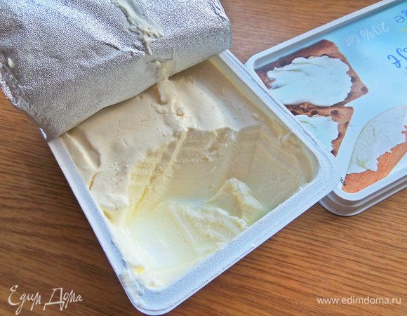 Смазать половину лаваша сливочным сыром 20% или заменить некислой жирной сметаной.