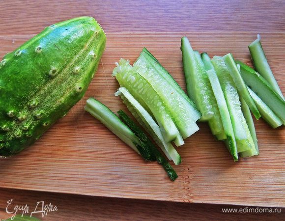 Огурец нарезать соломкой.